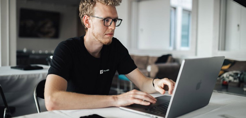Photo d’un homme travaillant sur un ordinateur portable