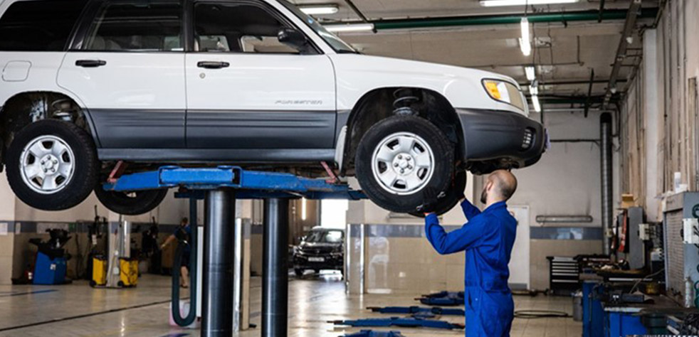 Photo d’un véhicule en cours de réparation dans un garage automobile