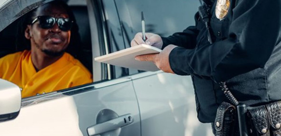 Photo d’un policier remettant une contravention à un conducteur