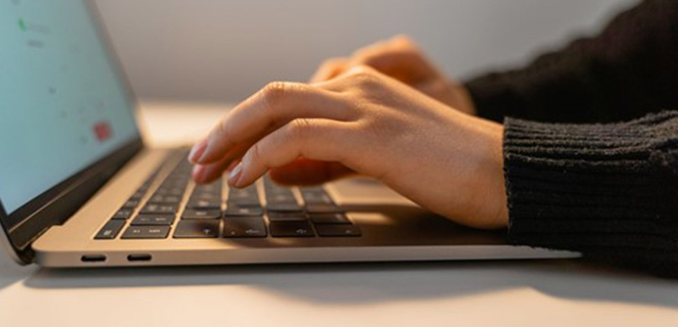 Photo d’une personne travaillant sur un ordinateur portable