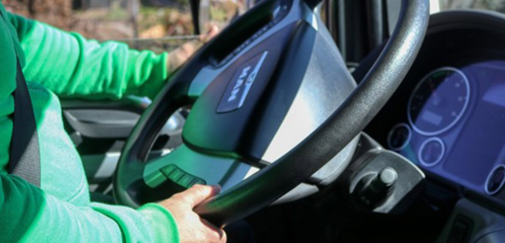 Photo d’un chauffeur conduisant un camion