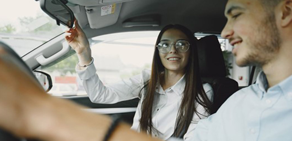 Photo d’un homme et d’une femme assis à l’avant d’une voiture