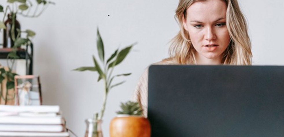 Photo d’une femme travaillant sur un ordinateur dans un bureau