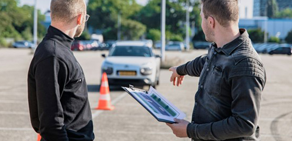 Photo d’un homme donnant des instructions à un autre homme dans un parking