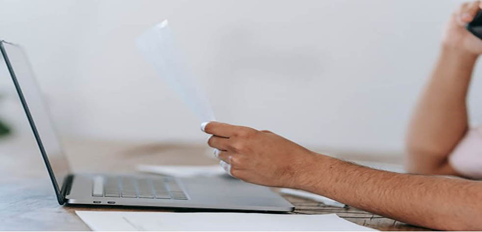 Une personne demandant un code neph